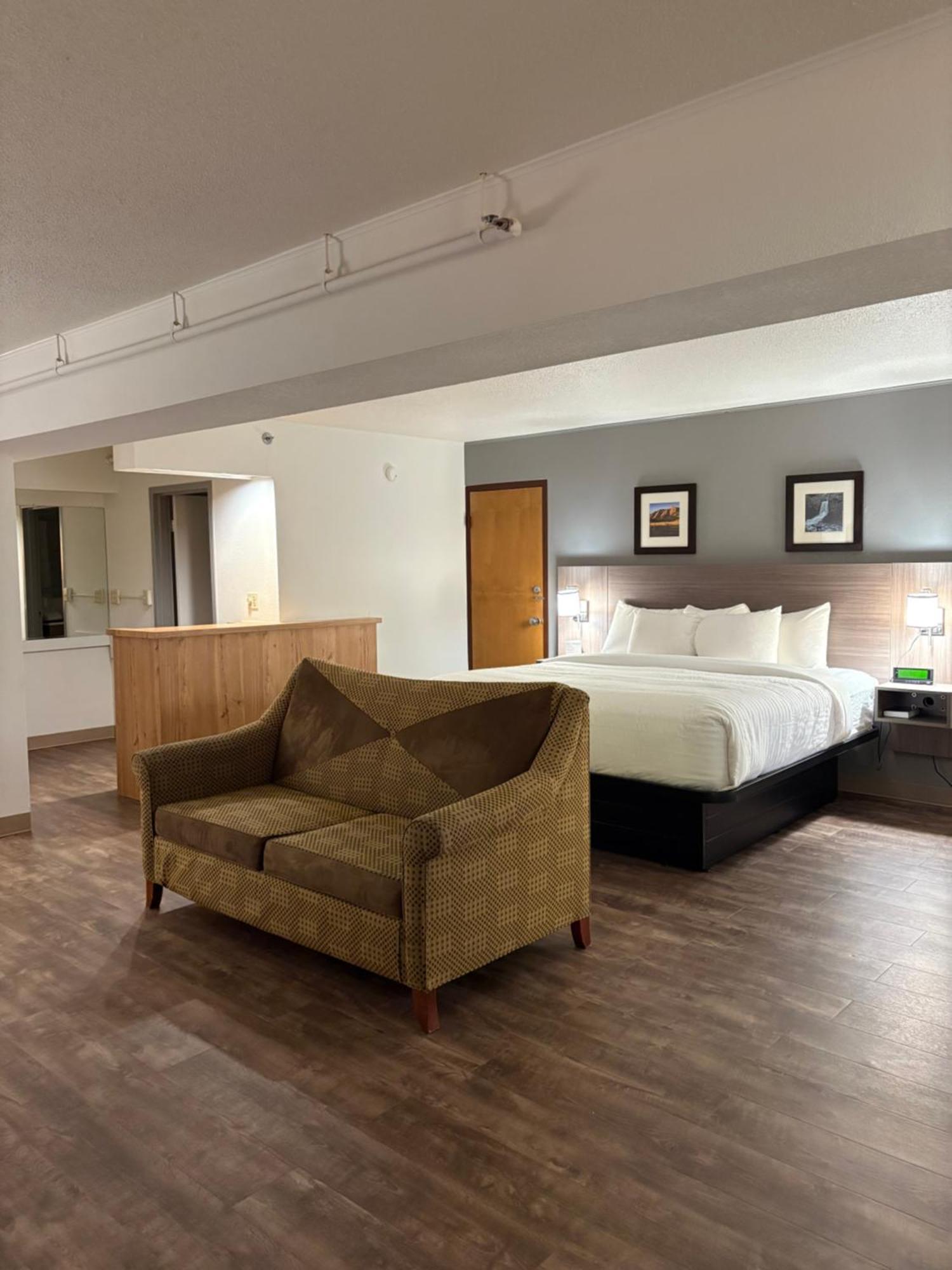 Clarion Inn & Suites And Convention Center เคิร์นนีย์ ภายนอก รูปภาพ