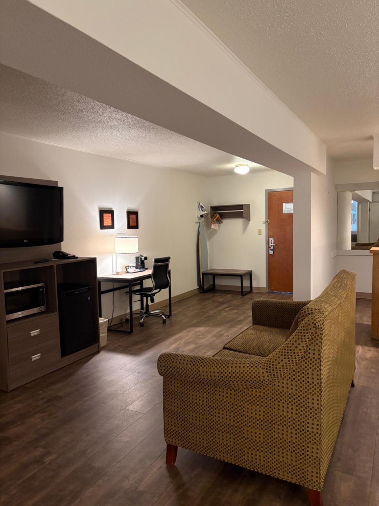 Clarion Inn & Suites And Convention Center เคิร์นนีย์ ภายนอก รูปภาพ