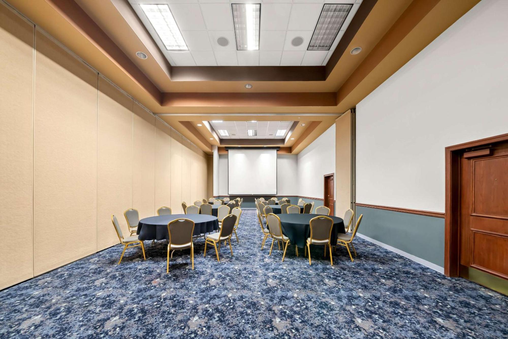 Clarion Inn & Suites And Convention Center เคิร์นนีย์ ภายนอก รูปภาพ