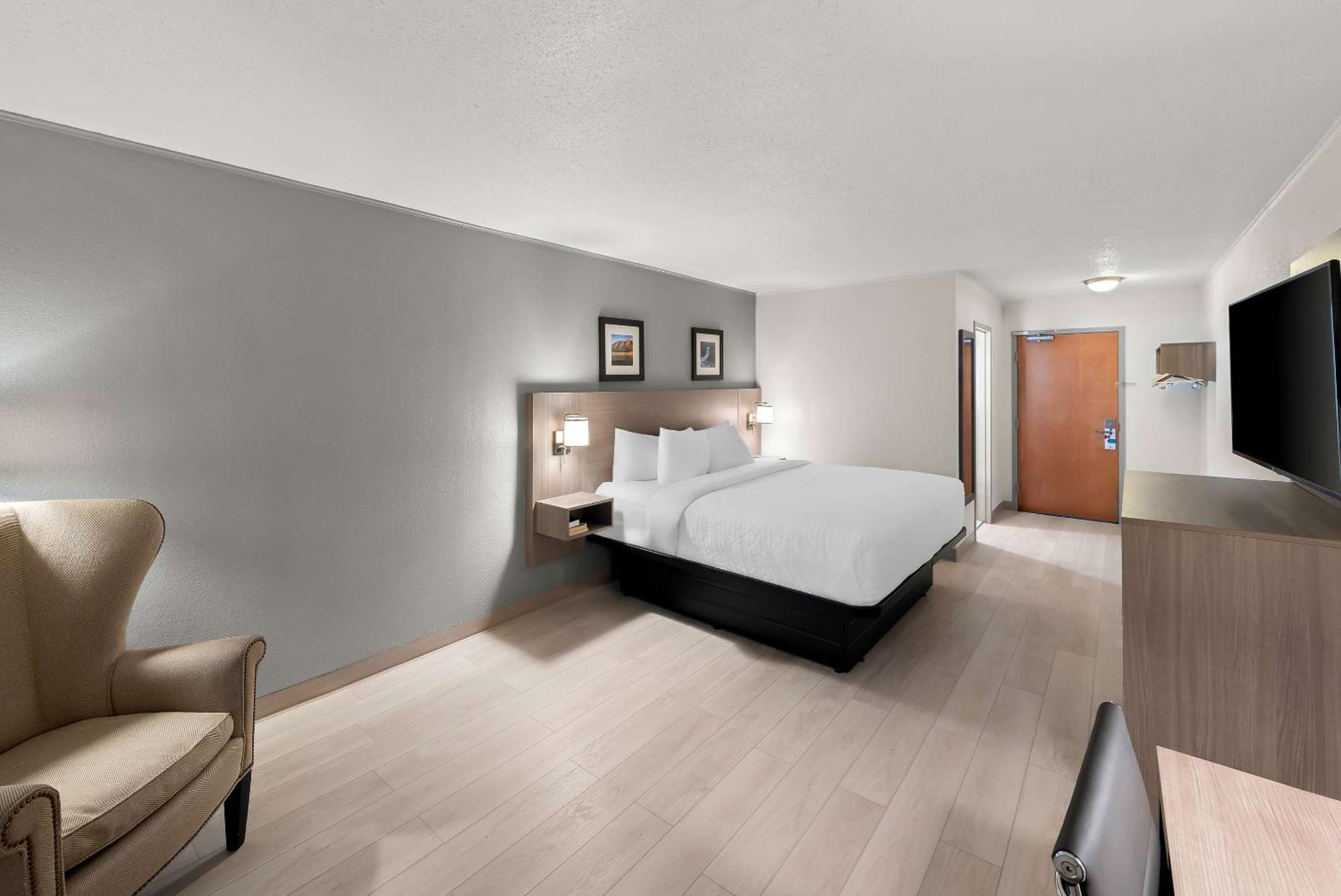 Clarion Inn & Suites And Convention Center เคิร์นนีย์ ภายนอก รูปภาพ
