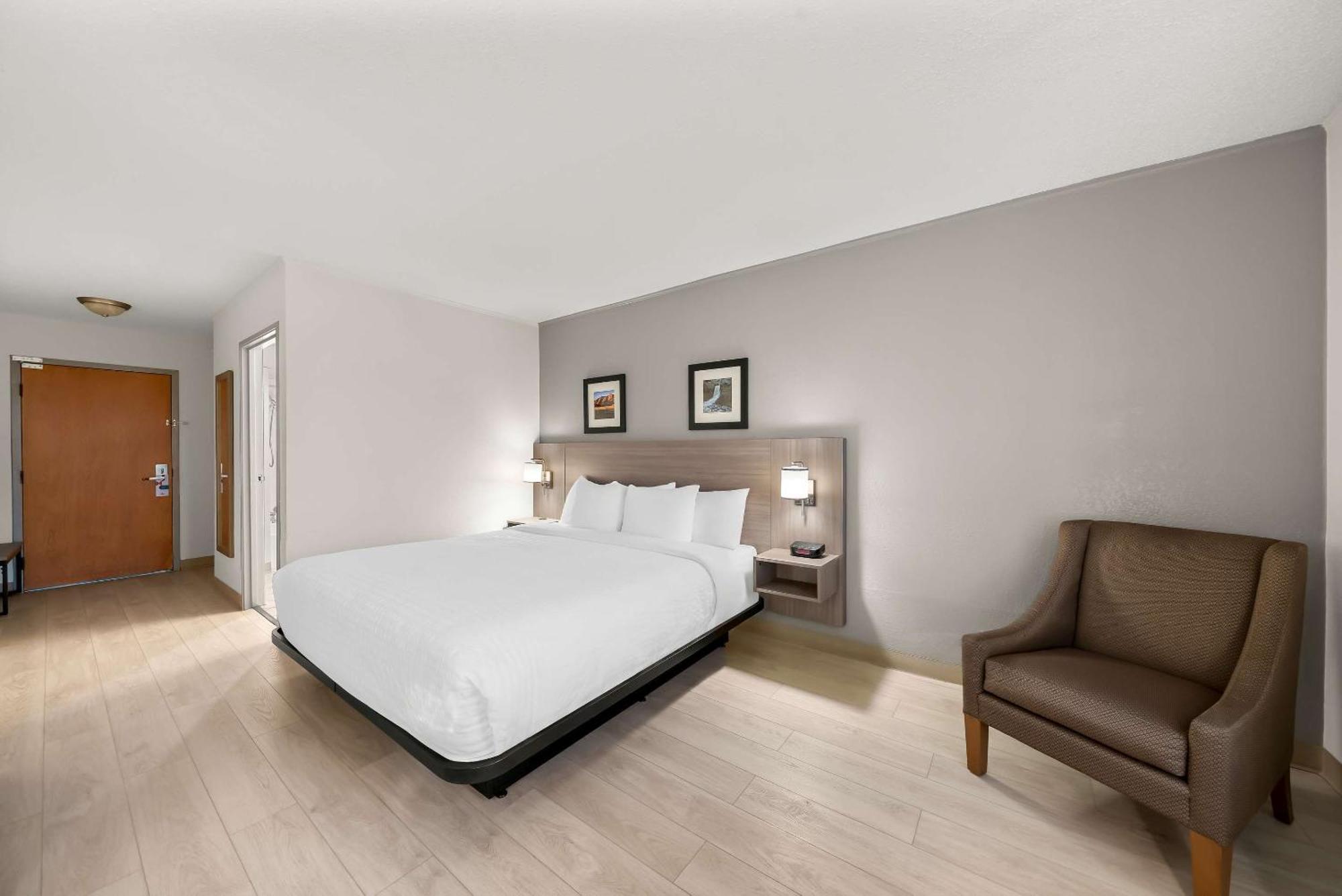 Clarion Inn & Suites And Convention Center เคิร์นนีย์ ภายนอก รูปภาพ