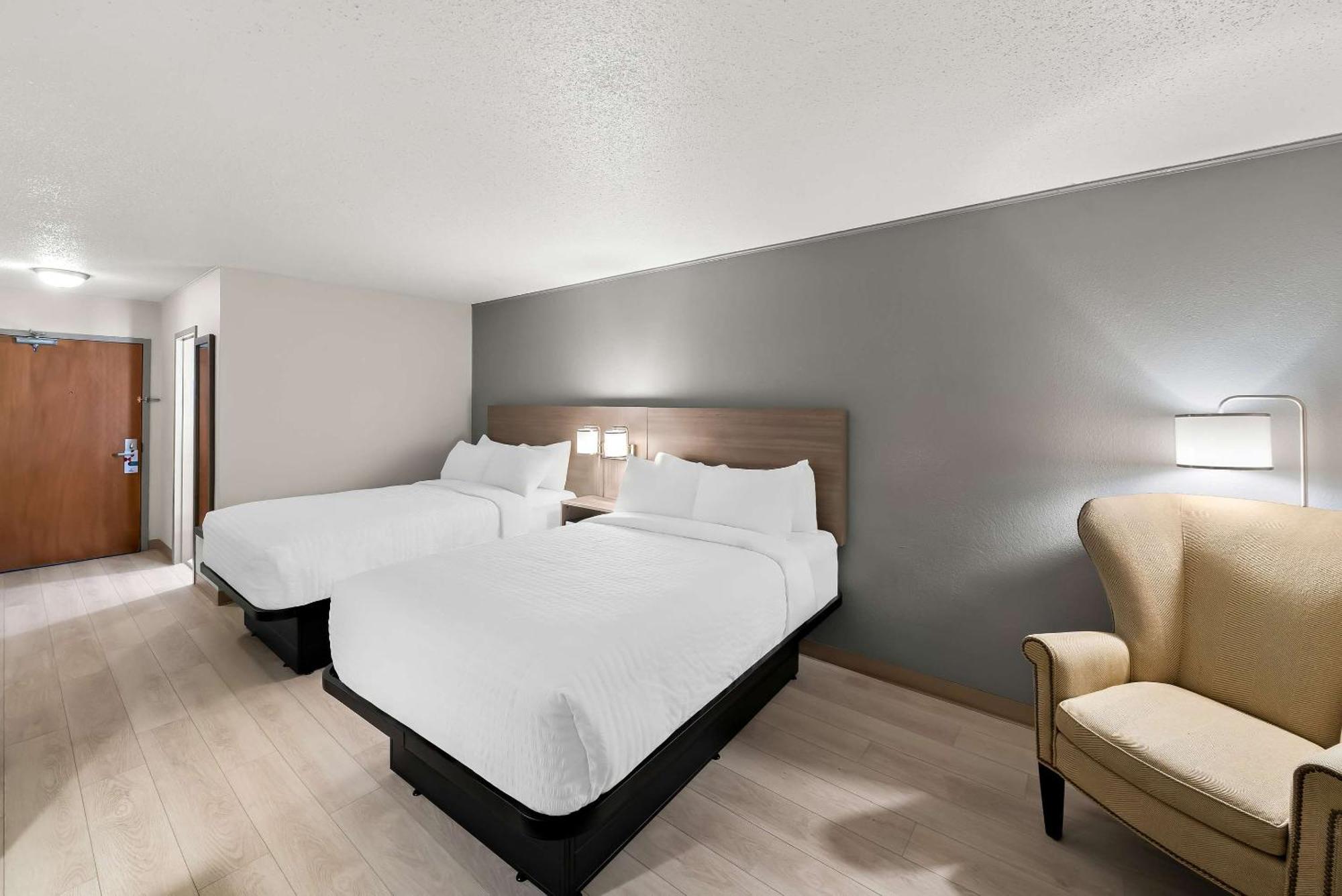 Clarion Inn & Suites And Convention Center เคิร์นนีย์ ภายนอก รูปภาพ