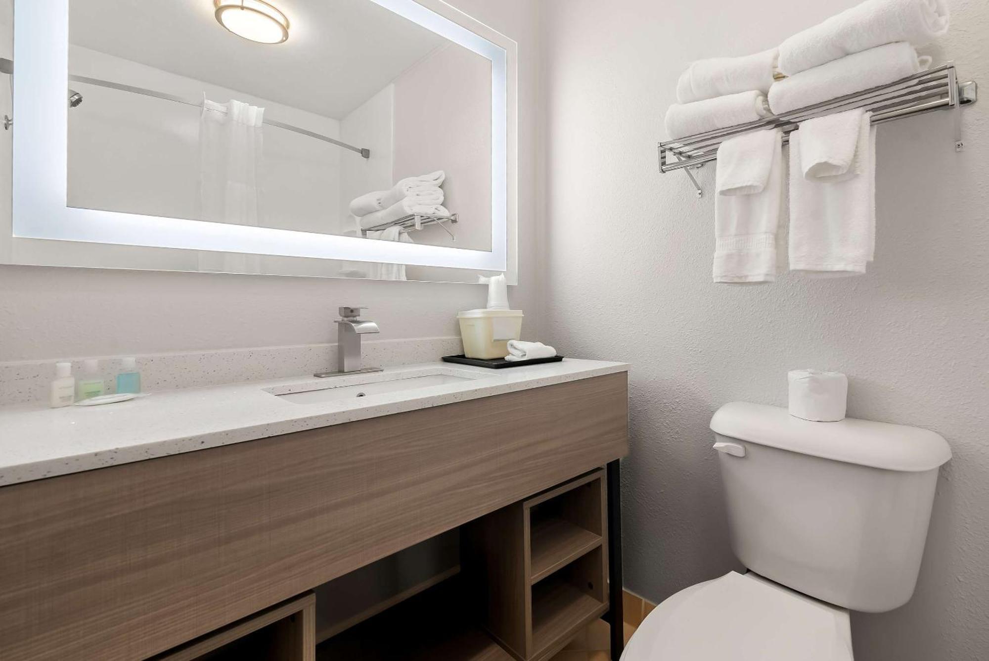 Clarion Inn & Suites And Convention Center เคิร์นนีย์ ภายนอก รูปภาพ