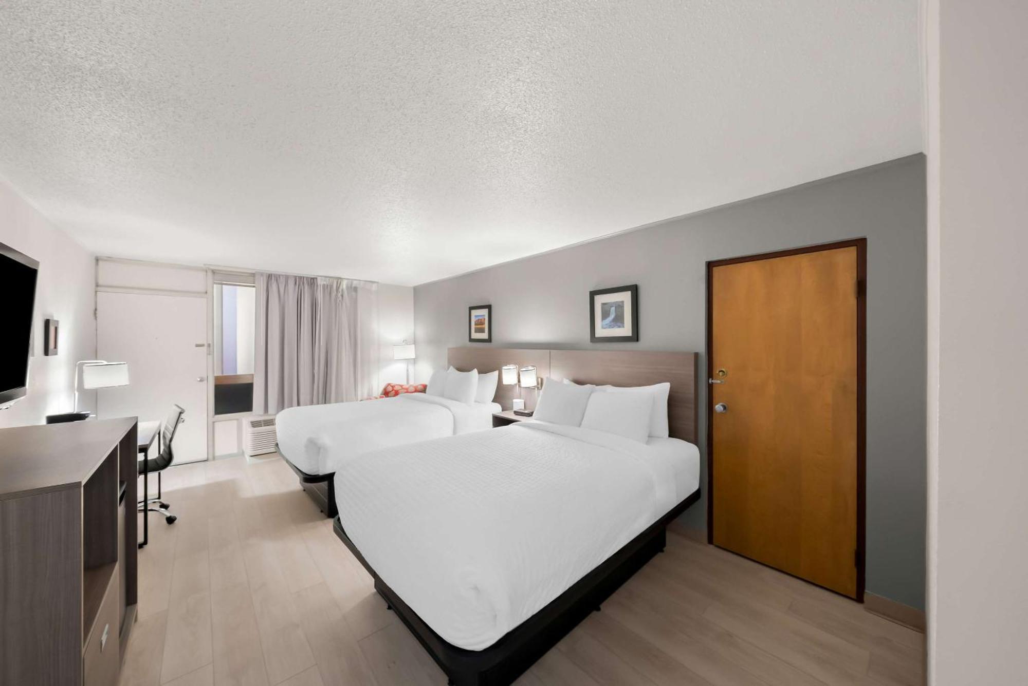 Clarion Inn & Suites And Convention Center เคิร์นนีย์ ภายนอก รูปภาพ