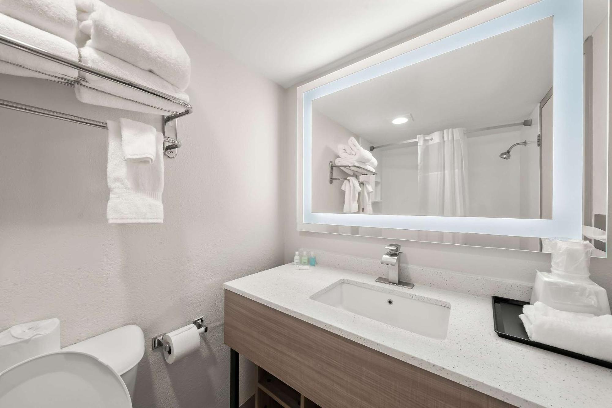 Clarion Inn & Suites And Convention Center เคิร์นนีย์ ภายนอก รูปภาพ