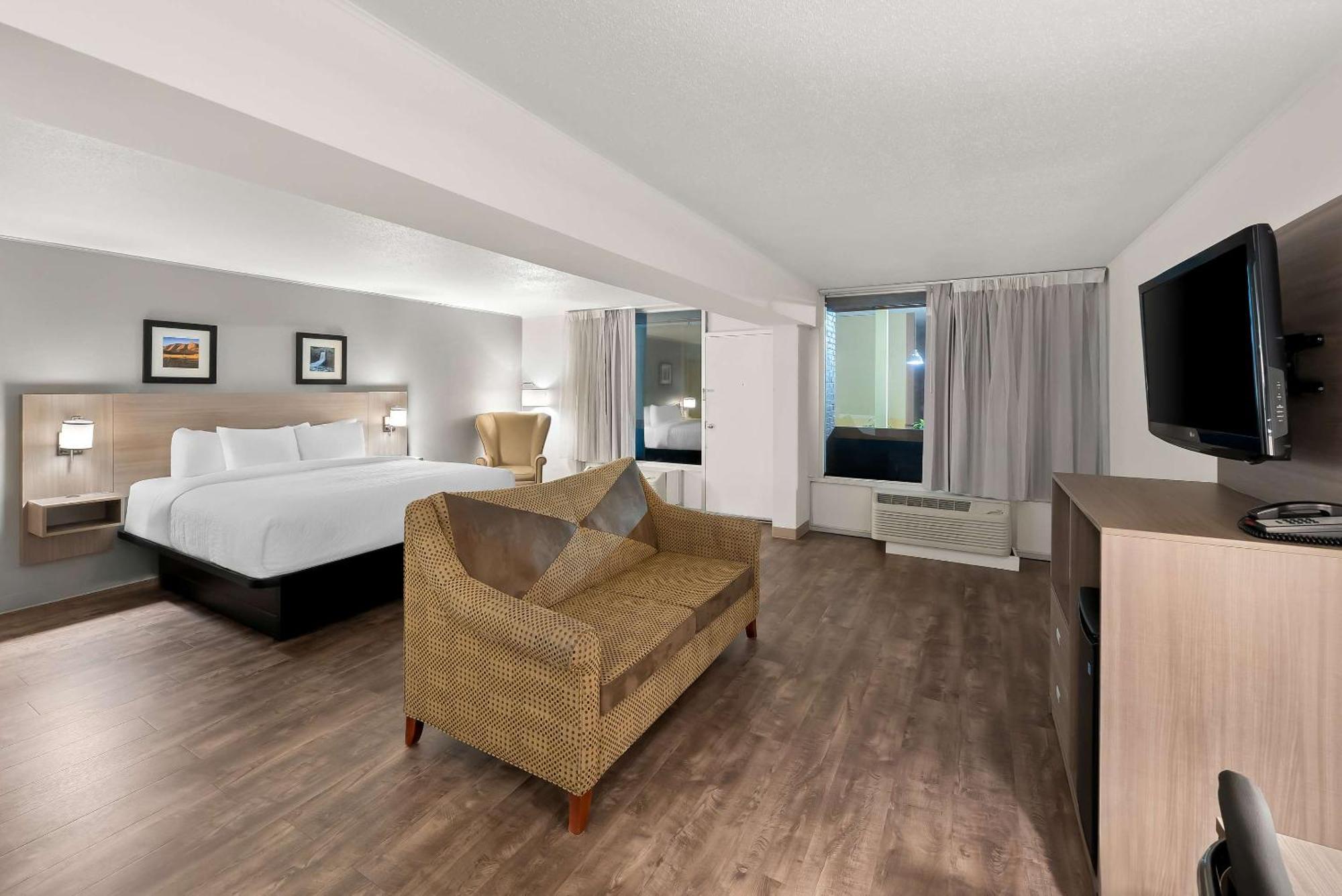 Clarion Inn & Suites And Convention Center เคิร์นนีย์ ภายนอก รูปภาพ