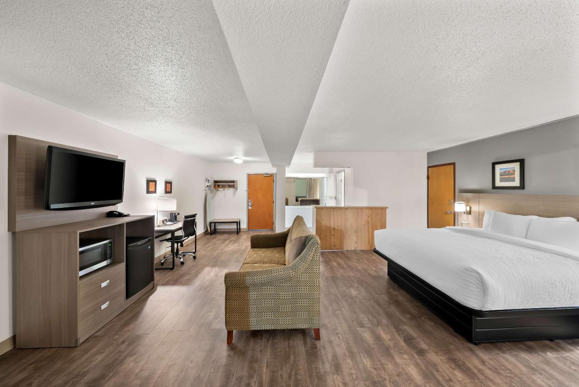 Clarion Inn & Suites And Convention Center เคิร์นนีย์ ภายนอก รูปภาพ